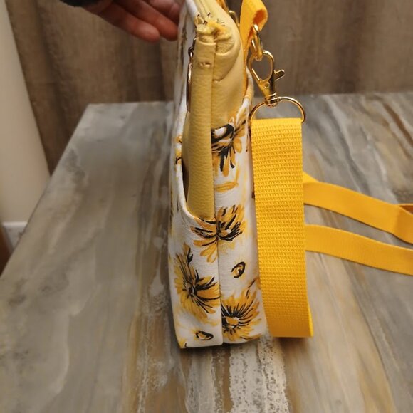New Travel Sling Crossbody Yellow White Pebbled faux leather & Daisy fabric Gold - Picture 15 of 15